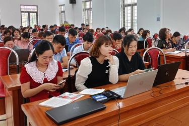 Cán bộ quản lý, giáo viên, giáo viên phụ trách công nghệ thông tin các trường học ở Mù Cang Chải dự tập huấn về CĐS trong trường học năm 2023.