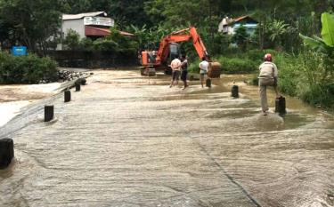 Công văn yêu cầu các địa phương có khu vực ngập úng phải tổ chức lực lượng kiểm soát, hướng dẫn giao thông, cắm biển cảnh báo, nhất là qua các ngầm, tràn, khu vực ngập sâu, nước chảy xiết.