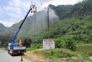 Công nhân Điện lực Nghĩa Lộ tiến hành vệ sinh rửa sứ hotline trên lưới điện.