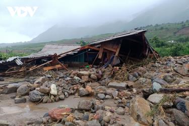 Sạt lở đất đá tại xã Tà Mung và Khoen On, huyện Than Uyên, tỉnh Lai Châu làm 4 người chết, 3 người bị thương.
