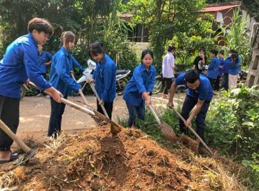 Đoàn viên, thanh niên huyện Văn Yên ra quân Ngày Chủ nhật xanh dọn vệ sinh môi trường.