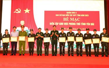 Lãnh đạo Quân khu 2 trao bằng khen cho các tập thể, cá nhân hoàn thành xuất sắc nhiệm diễn tập KVPT đăng nhập dafabet Yên Bái năm 2023.