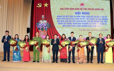 Thường trực Tỉnh ủy tặng hoa chúc mừng các cán bộ Đề án 11 được bổ nhiệm các chức danh diện Ban Thường vụ Tỉnh ủy quản lý.