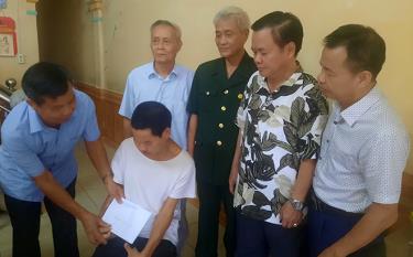 Hội Nạn nhân chất độc da cam/dioxin và Bảo trợ người khuyết tật, bảo vệ quyền trẻ em tỉnh Yên Bái thăm gia đình ông Nguyễn Xuân Hạnh.