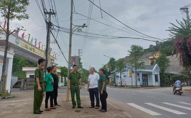 Cán bộ Công an phường Yên Thịnh trao đổi về cách sử dụng và bảo trì mắt camera an ninh tại địa bàn dân cư.