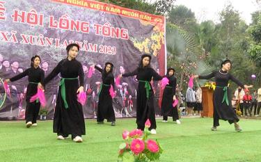 Tiết mục múa truyền thống của người Tày xã Xuân Lai, huyện Yên Bình.