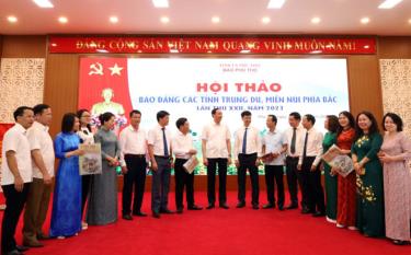 Lãnh đạo tỉnh Phú Thọ trao đổi với các cơ quan báo Đảng các tỉnh Trung du 
và miền núi phía Bắc về công tác liên kết tuyên truyền, quảng bá phát triển du lịch.