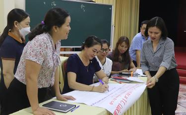 Phó Chủ tịch Thường trực Hội LHPN tỉnh Hoàng Phương Thúy (bên phải) hướng dẫn các học viên thảo luận nhóm tại lớp tập huấn xây dựng địa chỉ tin cậy tại cộng đồng cho đội ngũ cán bộ huyện, xã huyện Trấn Yên, Yên Bình.