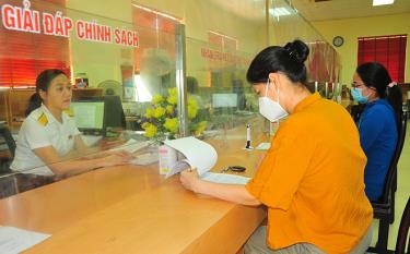 Cán bộ Chi cục Thuế thành phố Yên Bái hướng dẫn người nộp thuế cách sử dụng hóa đơn điện tử.