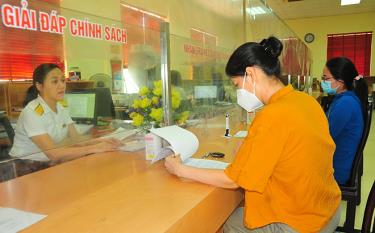 Cán bộ Chi cục Thuế thành phố Yên Bái hướng dẫn người nộp thuế cách sử dụng hóa đơn điện tử.