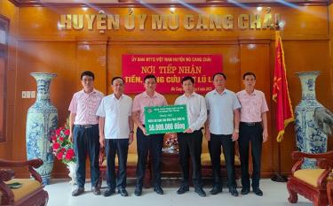 Ngân hàng Chính sách xã hội Chi nhánh tỉnh Yên Bái trao hỗ trợ 50 triệu đồng giúp huyện Mù Cang Chải khắc phục hậu quả mưa lũ
