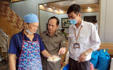 Đoàn kiểm tra liên ngành về vệ sinh ATTP tỉnh kiểm tra tại các cơ sở sản xuất bánh Trung thu của gia đình ông Phạm Văn Bang, cơ sở sản xuất bánh Trung thu Thủy Bang.