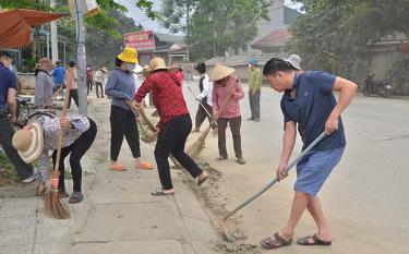 Nhân dân tổ dân phố 6, thị trấn Mậu A, huyện Văn Yên dọn dẹp vệ sinh môi trường hưởng ứng Phong trào “Mỗi người - Mỗi ngày một việc, góp phần làm sạch môi trường”.