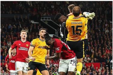 Pha cứu bóng quyết liệt của thủ thành Andre Onana giúp Man Utd giữ vững kết quả 1-0 và giành trọn 3 điểm ở trận ra quân với Wolves