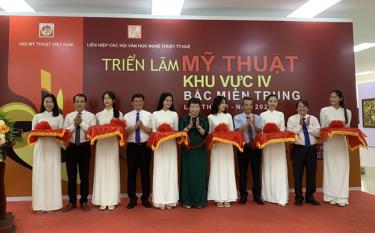 Các đại biểu cắt băng khai mạc Triển lãm mỹ thuật Bắc miền Trung.