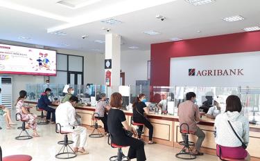 Khách hàng đến giao dịch tại Agribank Chi nhánh Bắc Yên Bái .