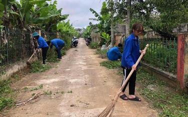 Đoàn viên thanh niên xã Nga Quán, huyện Trấn Yên vệ sinh các tuyến đường trên địa bàn.