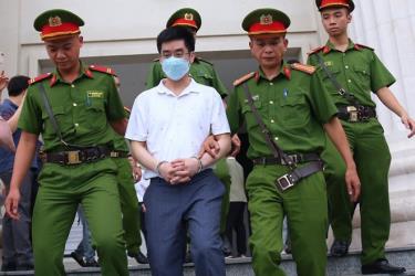 Cựu điều tra viên Hoàng Văn Hưng rời tòa sau phiên xét xử hồi tháng 7.