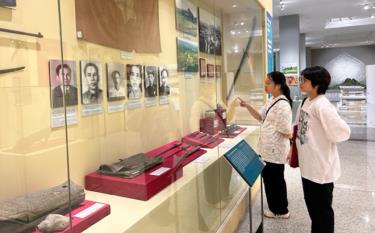 Nhiều bạn trẻ thăm quan Bảo tàng tỉnh Yên Bái để hiểu thêm về truyền thống lịch sử hào hùng của dân tộc.