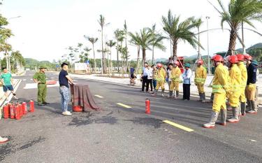 Cán bộ Phòng Cảnh sát Phòng cháy chữa cháy và Cứu nạn cứu hộ, Công an tỉnh hướng dẫn các đội thi cách sử dụng chăn chiên dập tắt phi xăng.