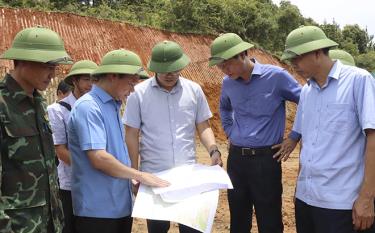 Bí thư Tỉnh ủy Đỗ Đức Duy cùng đoàn công tác kiểm tra khu đất tái định cư Hồng Nhì Pá, xã Lao Chải