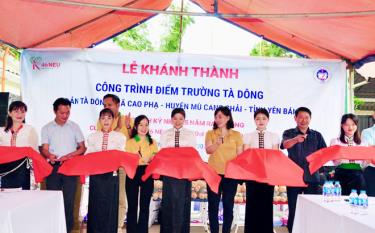 Lãnh đạo huyện Mù Cang Chải, đại diện Trường Đại học Kinh tế quốc dân, Câu lạc bộ Thiện nguyện cắt băng khánh thành điểm trường