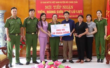 Ủy ban Mặt trận Tổ quốc huyện Mù Cang Chải tiếp nhận ủng hộ của Hội LHPN tỉnh và Trại giam Hồng Ca.