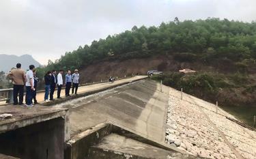 Đoàn công tác huyện Yên Bình kiểm tra công trình thủy lợi ở xã Cảm Nhân.