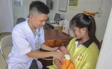 Bác sĩ Phạm Duy Thành kiểm tra sức khỏe bệnh nhi.