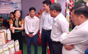 Người dân thị xã Nghĩa Lộ giới thiệu với lãnh đạo Bộ Nông nghiệp và Phát triển nông thôn, lãnh đạo tỉnh về các sản phẩm OCOP của địa phương.