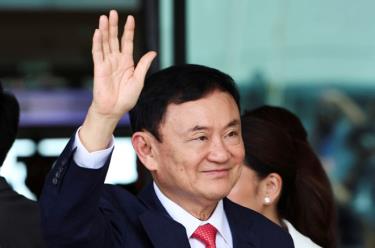 Cựu Thủ tướng Thái Lan Thaksin Shinawatra sau khi trở về Bangkok sáng 22/8.