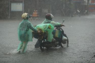 Bắc bộ mưa giông cực lớn từ đêm nay, đề phòng ngập úng vùng đô thị, lũ quét vùng núi.