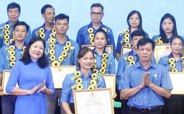Cô giáo Lê Thị Phương Hiền nhận bằng khen của Liên đoàn Lao động tỉnh.