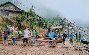 Người dân xã Lao Chải khắc phục hậu quả bão lũ.