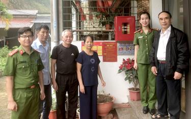 Công an phường Đồng Tâm, thành phố Yên Bái thường xuyên bám cơ sở, tuyên truyền vận động người dân thực hiện hiệu quả Phong trào Toàn dân bảo vệ ANTQ.