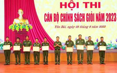 Lãnh đạo Bộ CHQS tỉnh trao giải cho các đồng chí đạt thành tích cao trong Hội thi Cán bộ chính sách giỏi năm 2023.