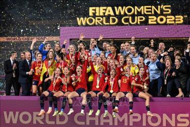Hoàng hậu Tây Ban Nha Letizia (giữa) chia vui với các tuyển thủ và Ban huấn luyện đội nhà trong giờ phút đăng quang ngôi vô địch World Cup nữ 2023.