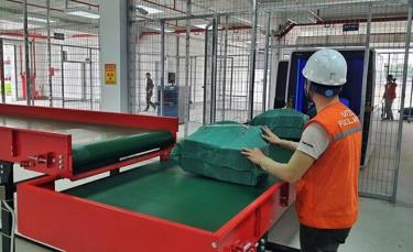 Hệ thống băng tải hàng hóa tại Trung tâm Logistics Hateco Long Biên (quận Long Biên).