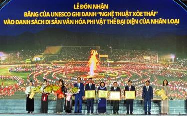 4 tỉnh Tây Bắc đón nhận Bằng của UNESCO ghi danh Nghệ thuật Xòe Thái vào Danh sách Di sản Văn hóa phi vật thể đại diện của nhân loại. (Ảnh: T.L)