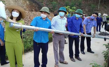 Công nhân, viên chức, lao động huyện Văn Yên tích cực hưởng ứng công trình “Thắp sáng đường quê”.