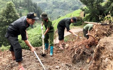 Cán bộ, chiến sỹ Phòng CSCĐ, Công an tỉnh Yên Bái tham gia giúp người dân khắc phục hậu sạt lở tuyến đường giao thông lên bản Háng Đề Đài, xã Khao Mang sau trận lũ quét ngày 5/8 vừa qua