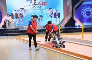 Một tình huống thi đấu giữa các đội tại Vòng Chung kết Cuộc thi Robocon Việt Nam 2023.