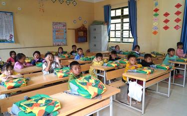 Học sinh vùng cao xã Hồ Bốn, huyện Mù Cang Chải, Yên Bái có mặt rất sớm để nhận lớp, nhận thầy trong ngày trường năm học mới.