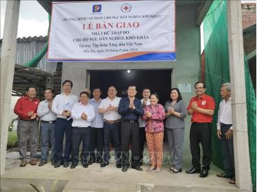 Bàn giao nhà an toàn cho ngư dân vùng biển.