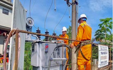Công nhân Điện lực thành phố Yên Bái kiểm tra, bảo dưỡng trạm biến áp đảm bảo cấp điện an toàn, ổn định.