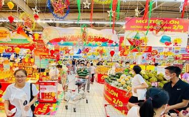 Nhiều siêu thị triển khai chương trình khuyến mãi lớn dịp Quốc khánh 2-9.