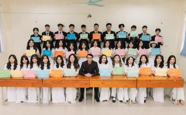 Students of the gifted class and their homeroom teacher Dang Tran Ha