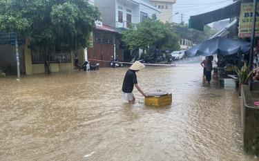 Mưa lớn gây ngập úng cục bộ tại đường Lê Văn Tám, thành phố Yên Bái sáng ngày 31/7/2023.