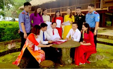 Đảng ủy Khối tổ chức cho học viên lớp bồi dưỡng lý luận chính trị dành cho đảng viên mới tham quan thực tế tại Khu di tích lịch sử Chiến Khu Vần, huyện Trấn Yên.