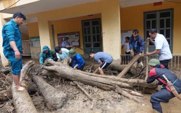 Đoàn viên, thanh niên, dân quân tự vệ dọn dẹp cây cối gẫy đổ và bùn đất tại UBND xã Hồ Bốn